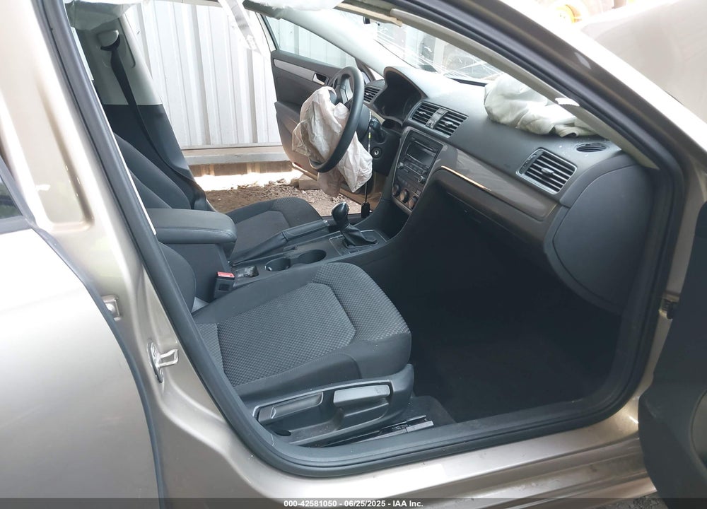 2015 VOLKSWAGEN PASSAT 1.8T S VIN: 1VWAT7A37FC028556