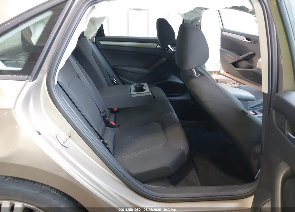 2015 VOLKSWAGEN PASSAT 1.8T S VIN: 1VWAT7A37FC028556