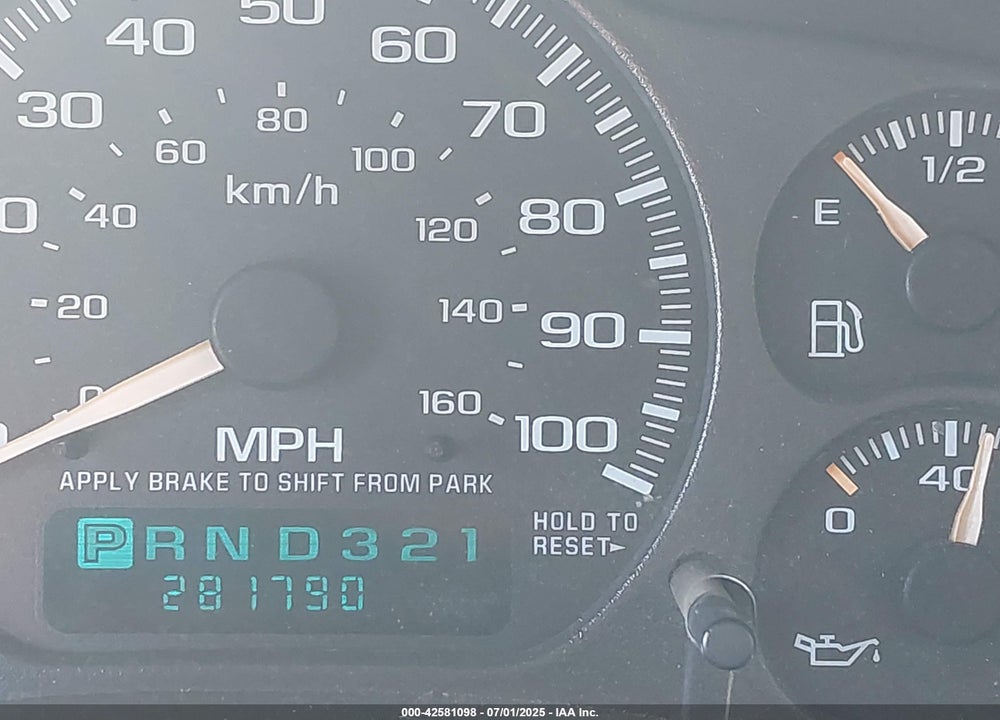 2001 CHEVROLET SUBURBAN 1500 LT VIN: 3GNFK16TX1G238776