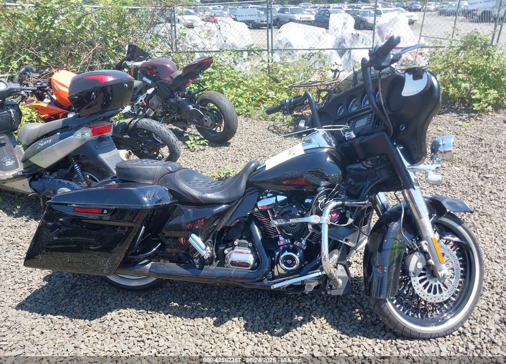 2018 HARLEY-DAVIDSON FLHX STREET GLIDE VIN: 1HD1KBC15JB672557