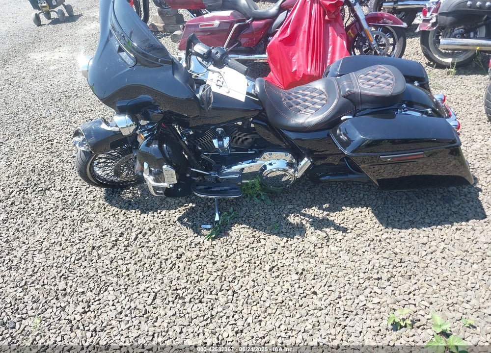 2018 HARLEY-DAVIDSON FLHX STREET GLIDE VIN: 1HD1KBC15JB672557