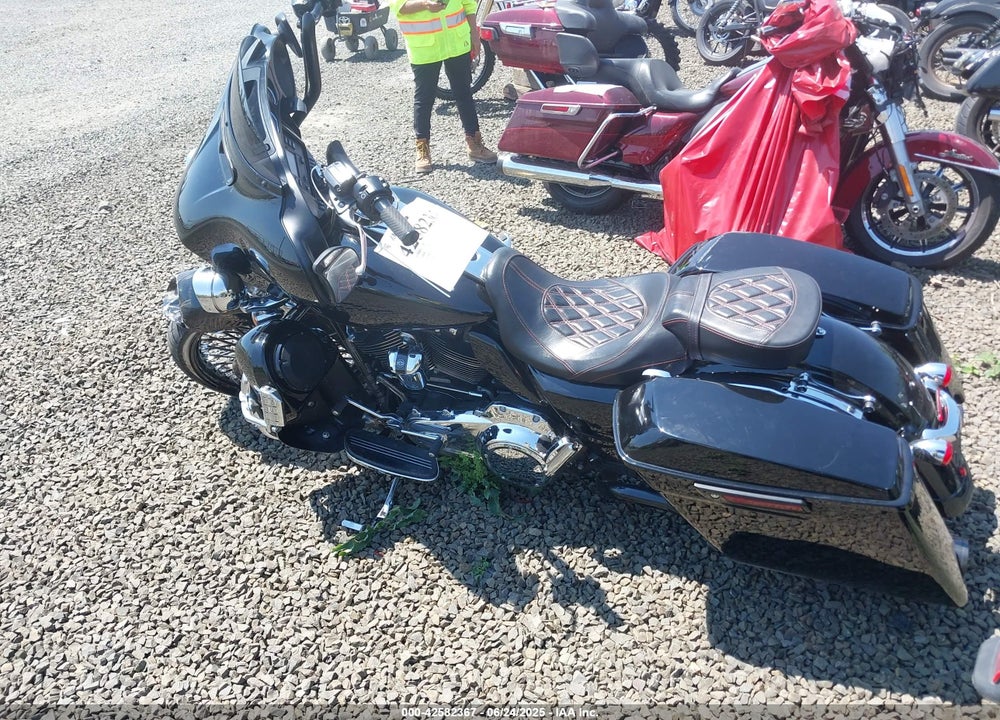 2018 HARLEY-DAVIDSON FLHX STREET GLIDE VIN: 1HD1KBC15JB672557