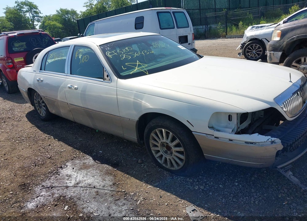 2003 LINCOLN TOWN CAR SIGNATURE VIN: 1LNHM82W73Y632552