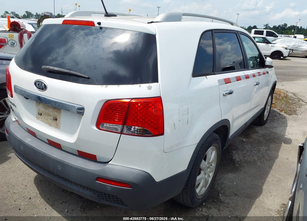 2011 KIA SORENTO VIN: 5XYKT3A11BG091592