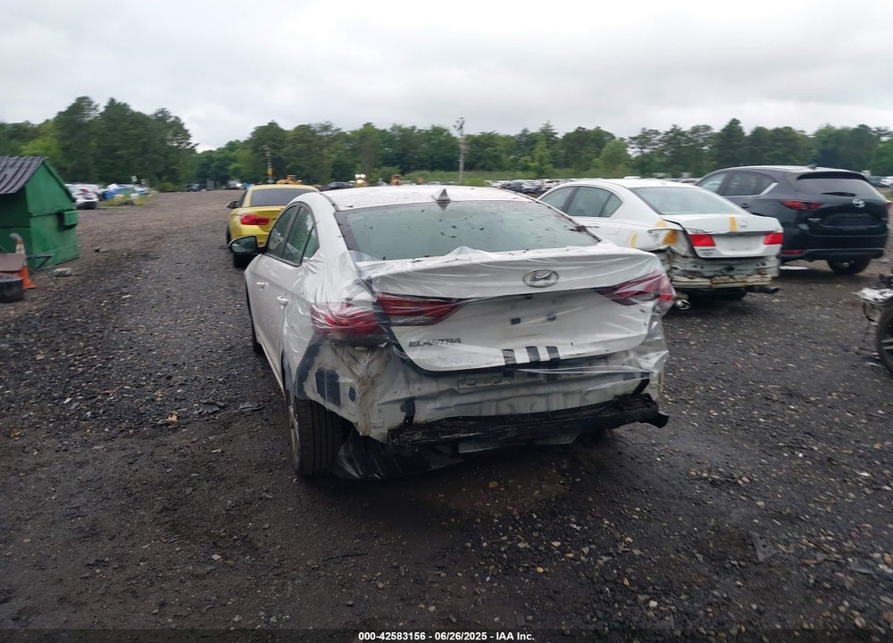 2017 HYUNDAI ELANTRA VIN: 5NPD84LF9HH186556