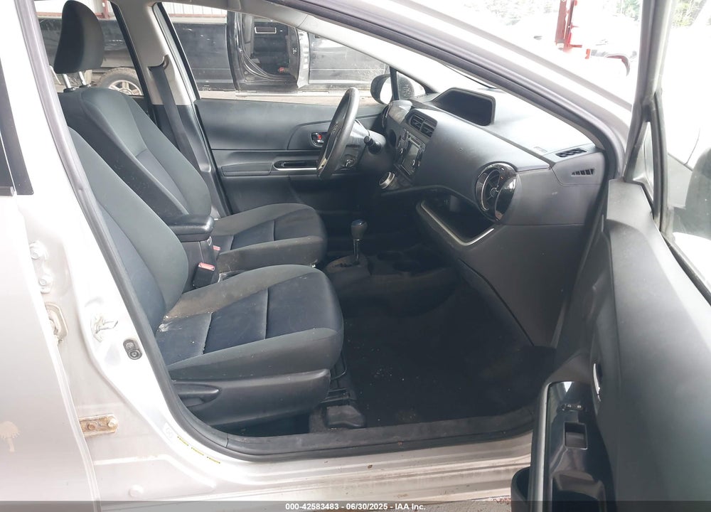 2015 TOYOTA PRIUS C VIN: JTDKDTB30F1580908