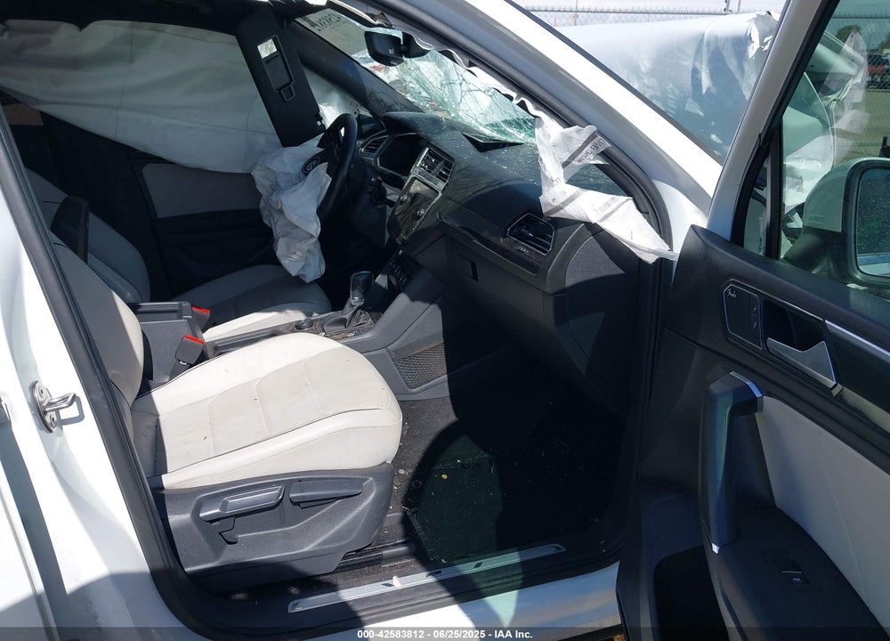 2018 VOLKSWAGEN TIGUAN VIN: 3VV4B7AX3JM192532