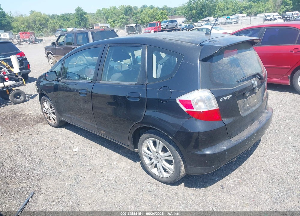 2011 HONDA FIT VIN: JHMGE8H51BS001498