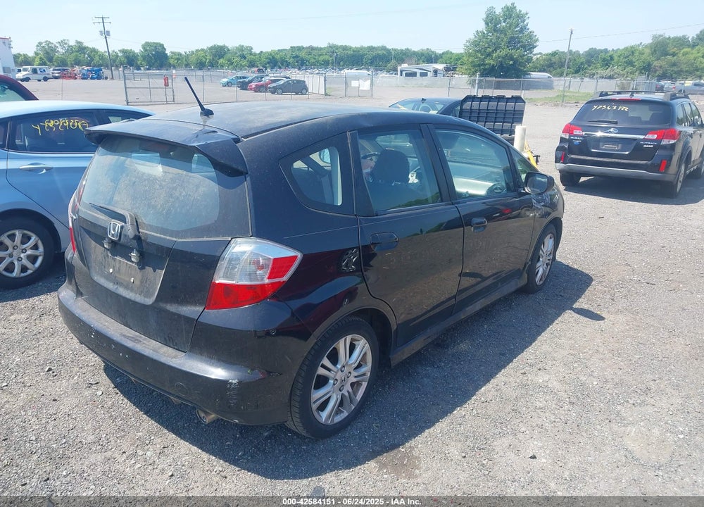 2011 HONDA FIT VIN: JHMGE8H51BS001498