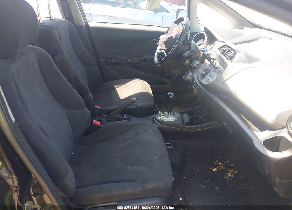 2011 HONDA FIT VIN: JHMGE8H51BS001498