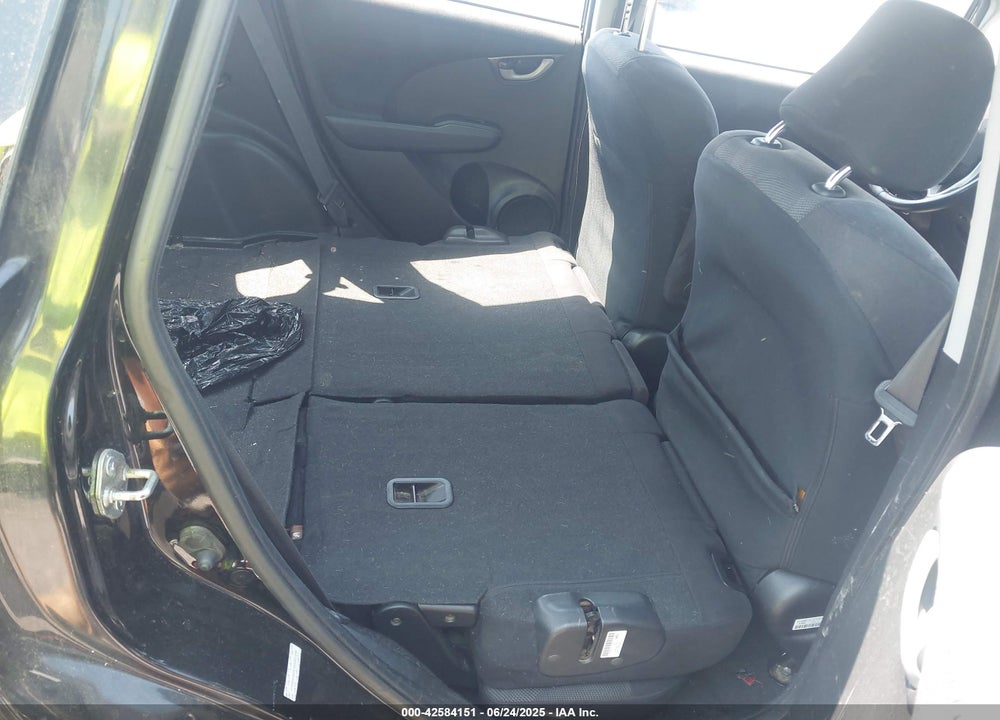 2011 HONDA FIT VIN: JHMGE8H51BS001498