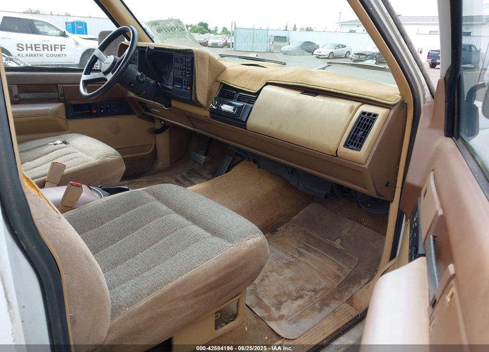 1988 CHEVROLET GMT-400 C2500 VIN: 2GCFC29K4J1140222