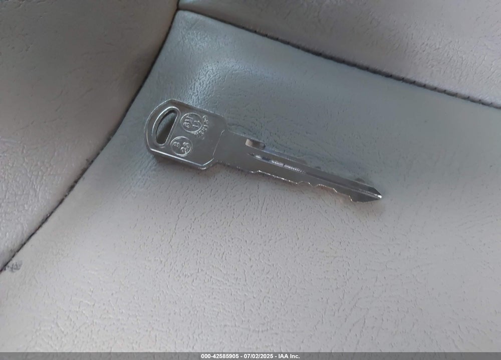 2002 CHEVROLET TAHOE LT VIN: 1GNEC13Z72R221596