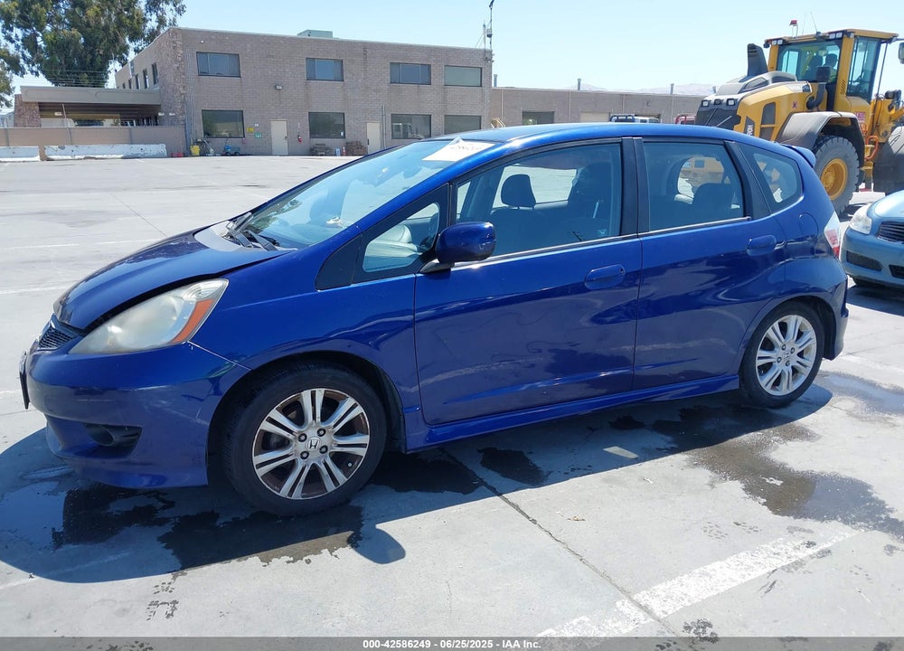 2011 HONDA FIT VIN: JHMGE8H51BC021096
