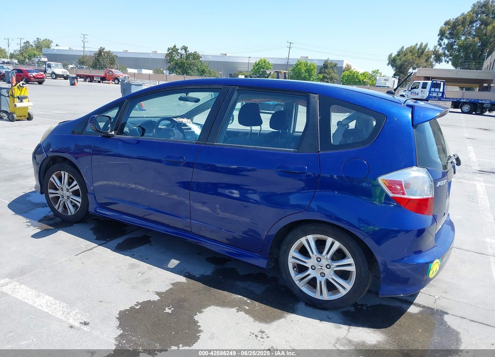 2011 HONDA FIT VIN: JHMGE8H51BC021096
