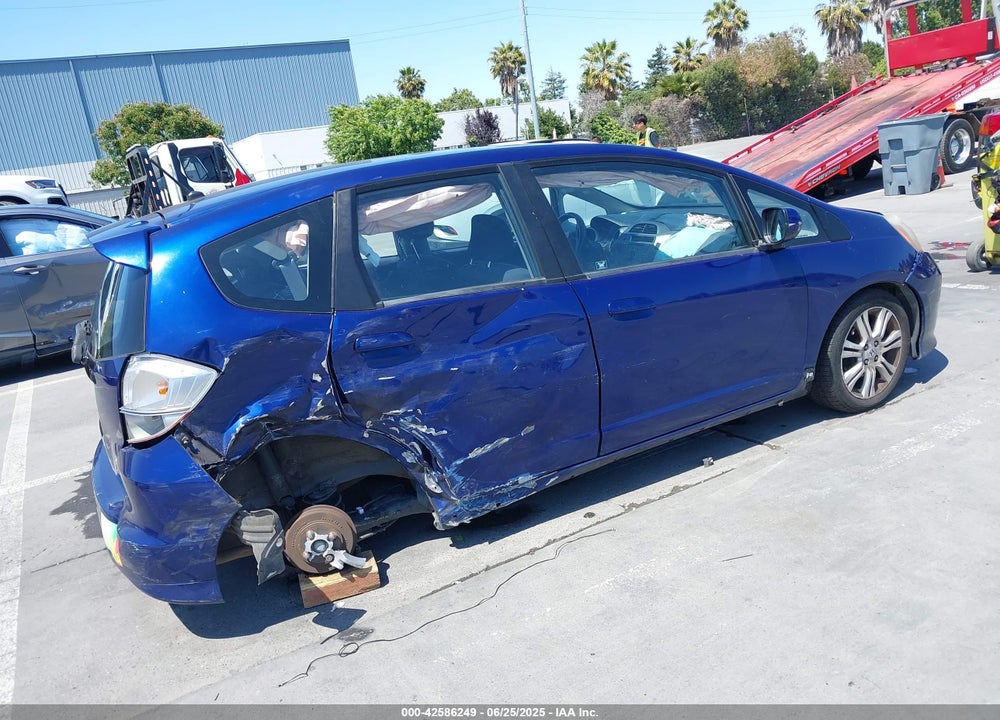 2011 HONDA FIT VIN: JHMGE8H51BC021096
