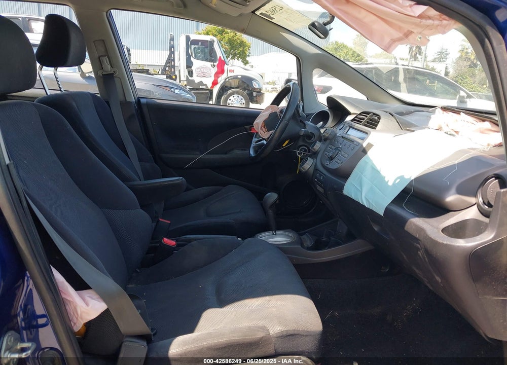 2011 HONDA FIT VIN: JHMGE8H51BC021096