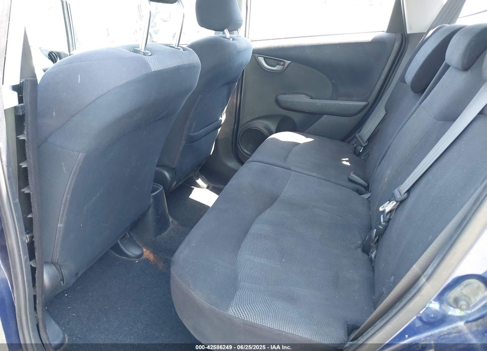 2011 HONDA FIT VIN: JHMGE8H51BC021096