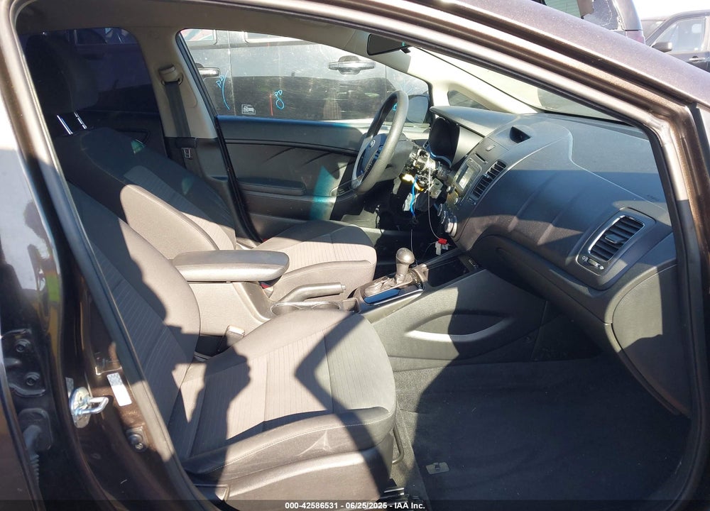 2017 KIA FORTE VIN: 3KPFL4A74HE067076