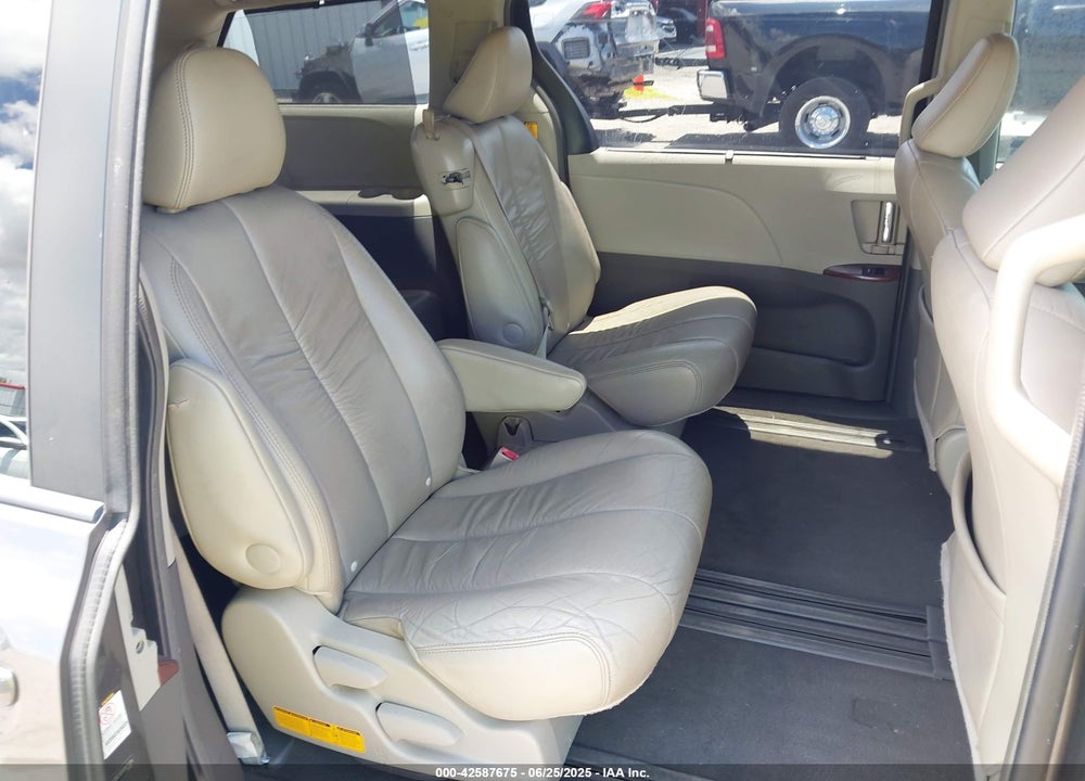2011 TOYOTA SIENNA XLE V6 VIN: 5TDYK3DC5BS045504
