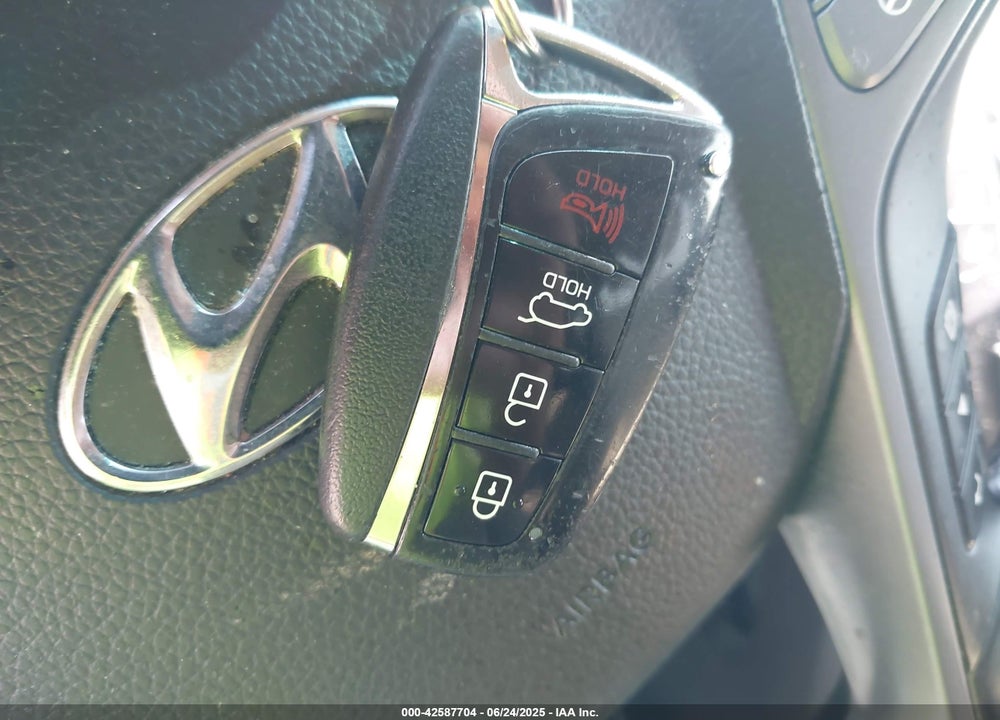2013 HYUNDAI SANTA FE VIN: 5XYZUDLB4DG035933