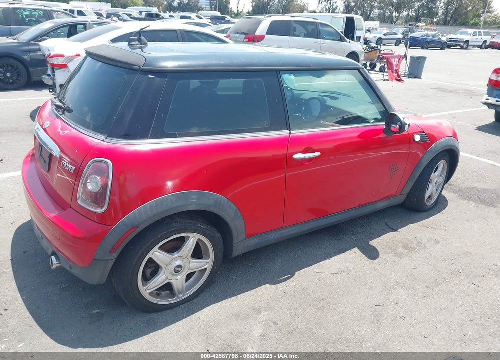 2008 MINI COOPER VIN: WMWMF33538TT65157