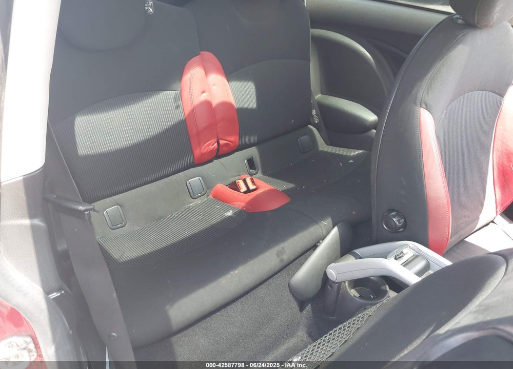 2008 MINI COOPER VIN: WMWMF33538TT65157