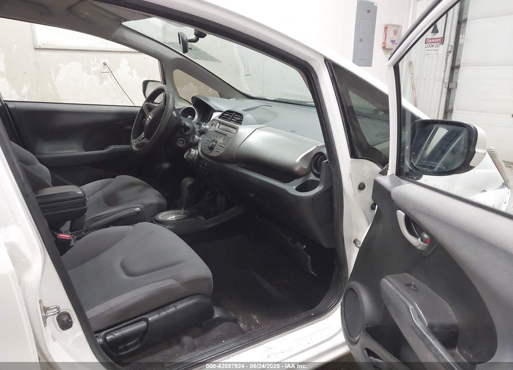 2013 HONDA FIT VIN: JHMGE8H38DC055358