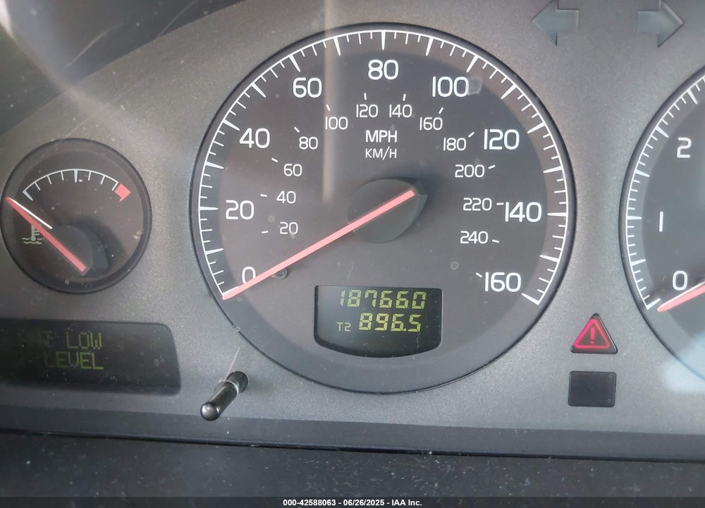 2002 VOLVO V70 XC VIN: YV1SZ58D821076088