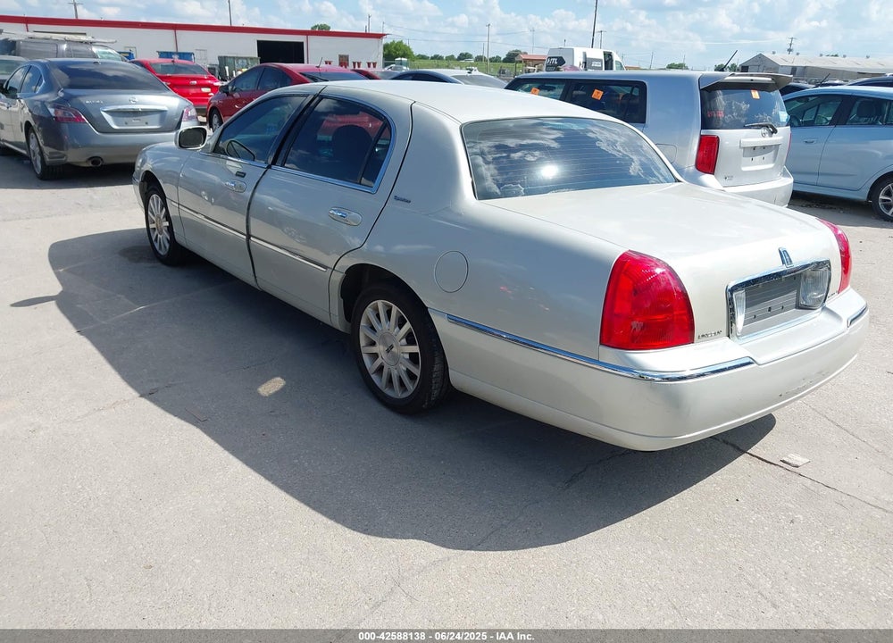 2007 LINCOLN TOWN CAR SIGNATURE VIN: 1LNHM81W27Y633874