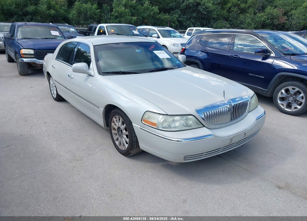 2007 LINCOLN TOWN CAR SIGNATURE VIN: 1LNHM81W27Y633874