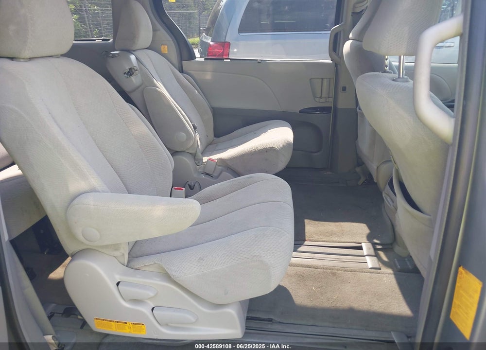 2013 TOYOTA SIENNA LE V6 8 PASSENGER VIN: 5TDKK3DC2DS389557