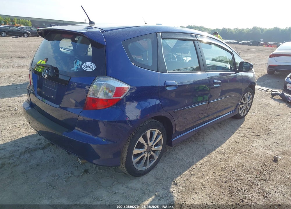 2013 HONDA FIT VIN: JHMGE8H54DC047775