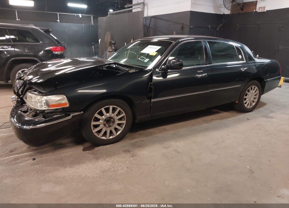 2007 LINCOLN TOWN CAR SIGNATURE VIN: 1LNHM81W17Y636586
