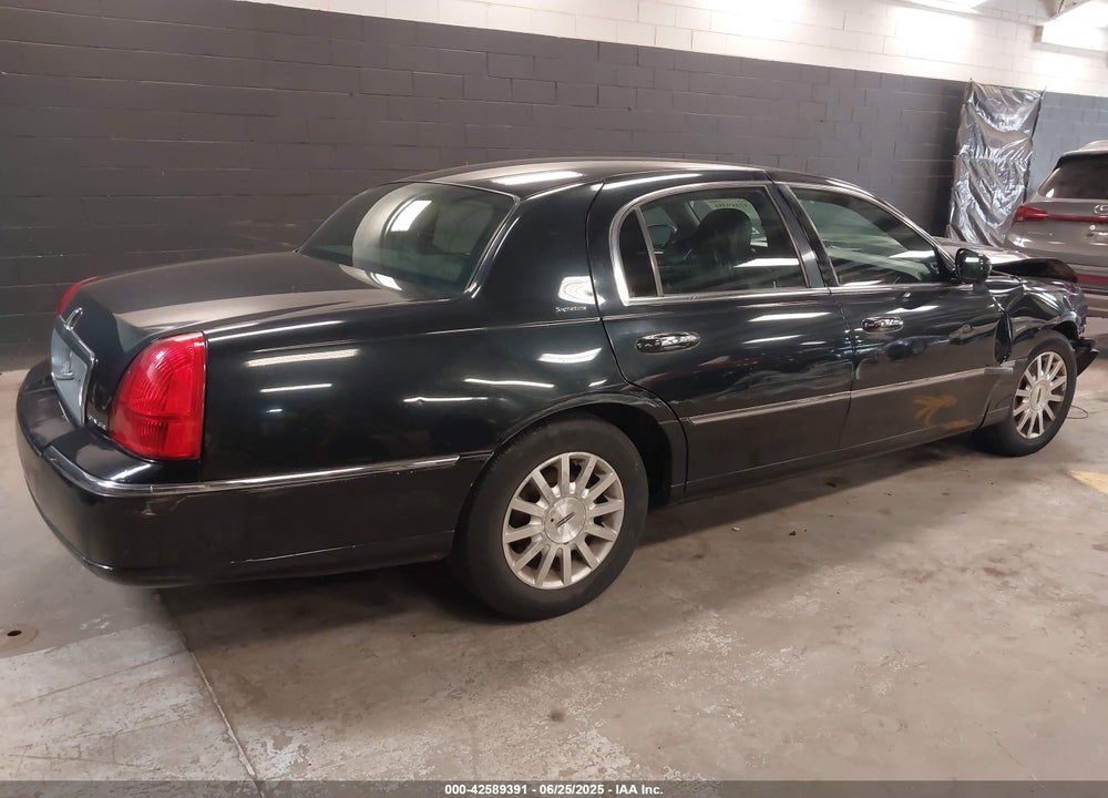 2007 LINCOLN TOWN CAR SIGNATURE VIN: 1LNHM81W17Y636586