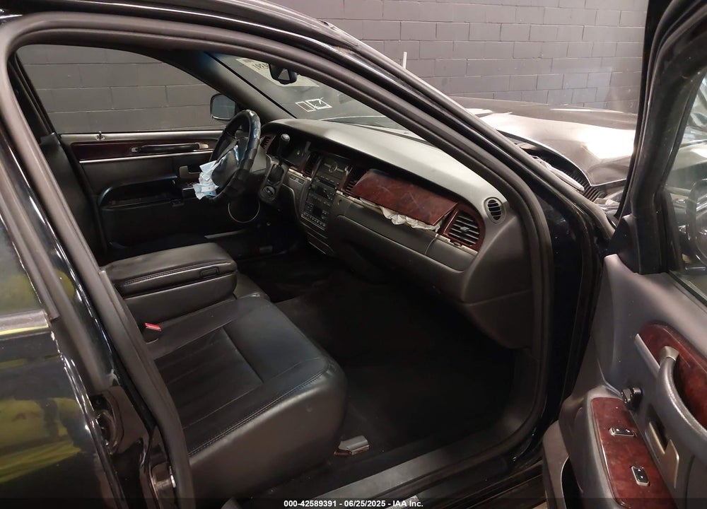 2007 LINCOLN TOWN CAR SIGNATURE VIN: 1LNHM81W17Y636586