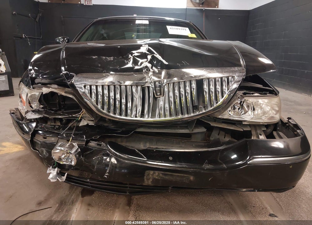 2007 LINCOLN TOWN CAR SIGNATURE VIN: 1LNHM81W17Y636586