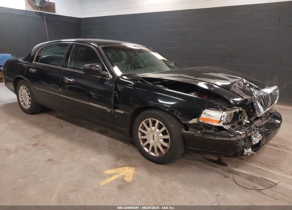 2007 LINCOLN TOWN CAR SIGNATURE VIN: 1LNHM81W17Y636586