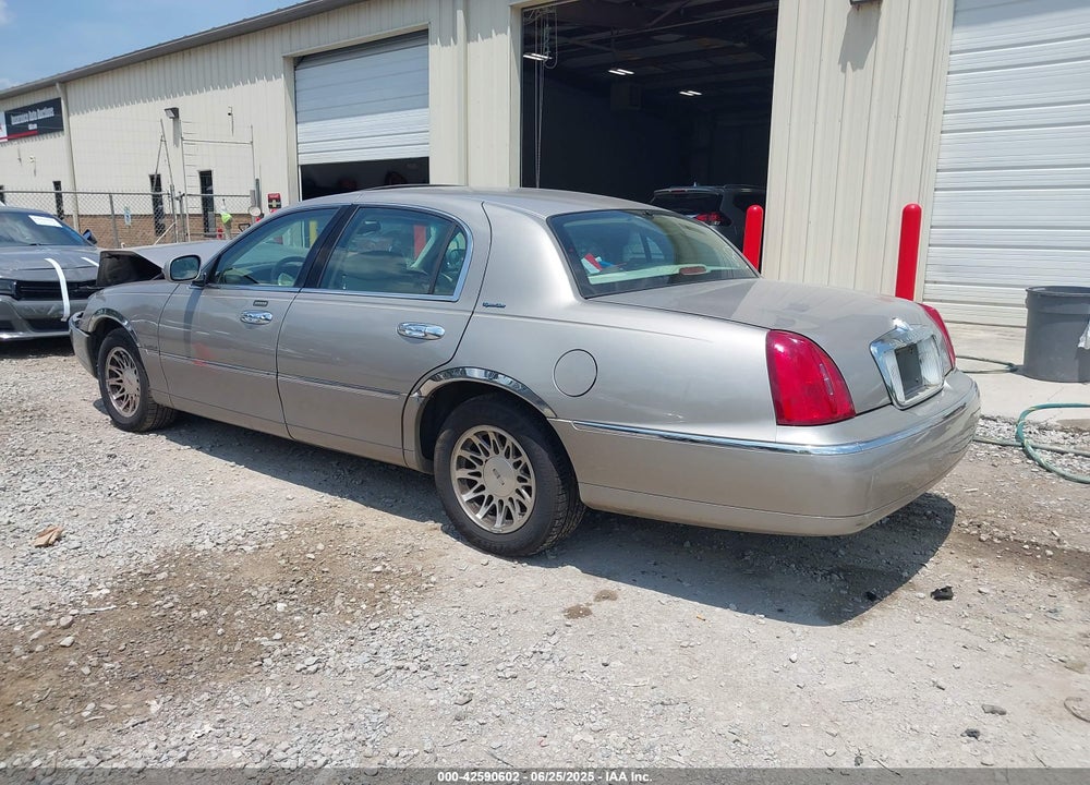 2000 LINCOLN TOWN CAR SIGNATURE VIN: 1LNHM82W3YY764702