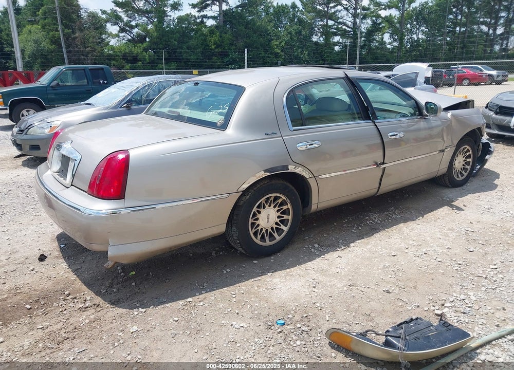 2000 LINCOLN TOWN CAR SIGNATURE VIN: 1LNHM82W3YY764702