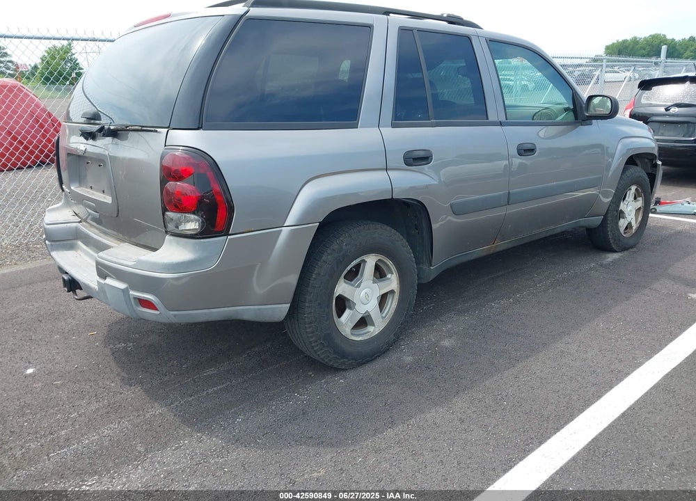 2005 CHEVROLET TRAILBLAZER LS VIN: 1GNDT13S852284847