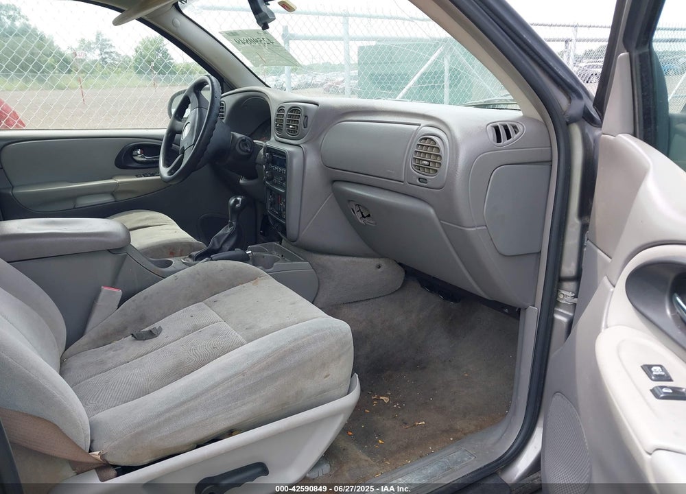 2005 CHEVROLET TRAILBLAZER LS VIN: 1GNDT13S852284847