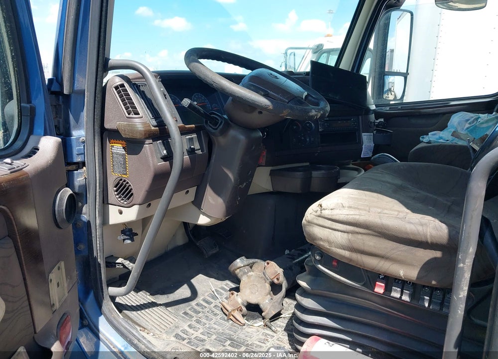 2013 VOLVO VN VNL VIN: 4V4NC9EG5DN133065