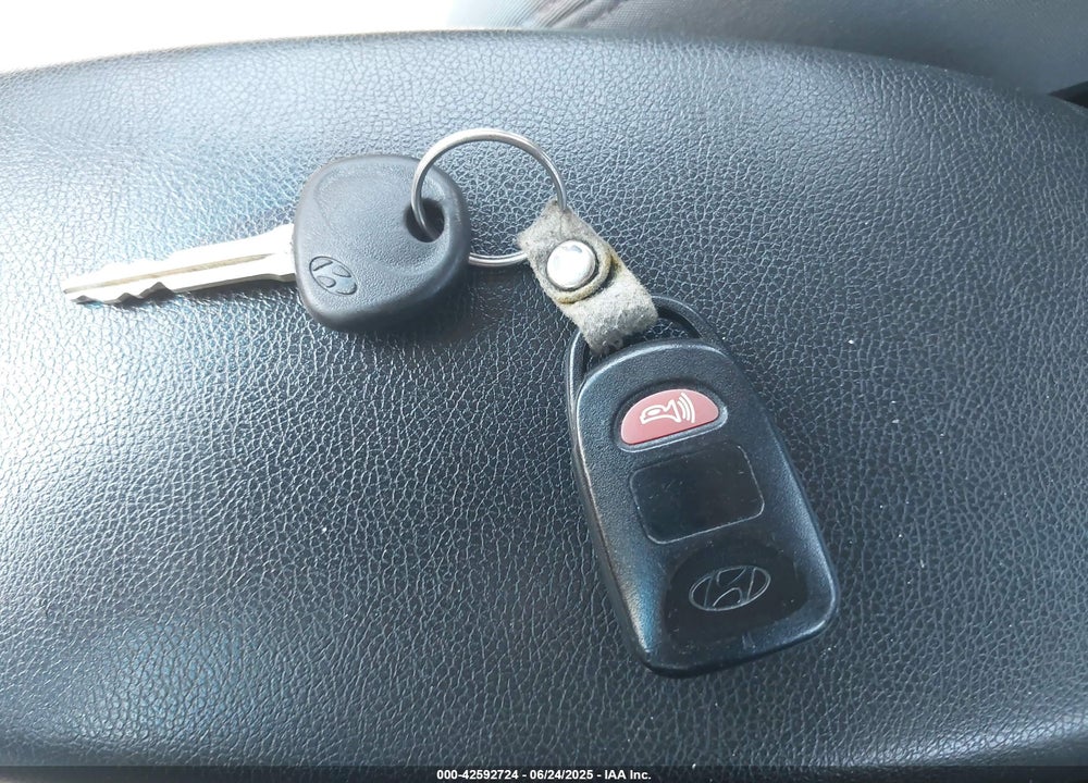 2014 HYUNDAI ELANTRA VIN: 5NPDH4AE9EH461168