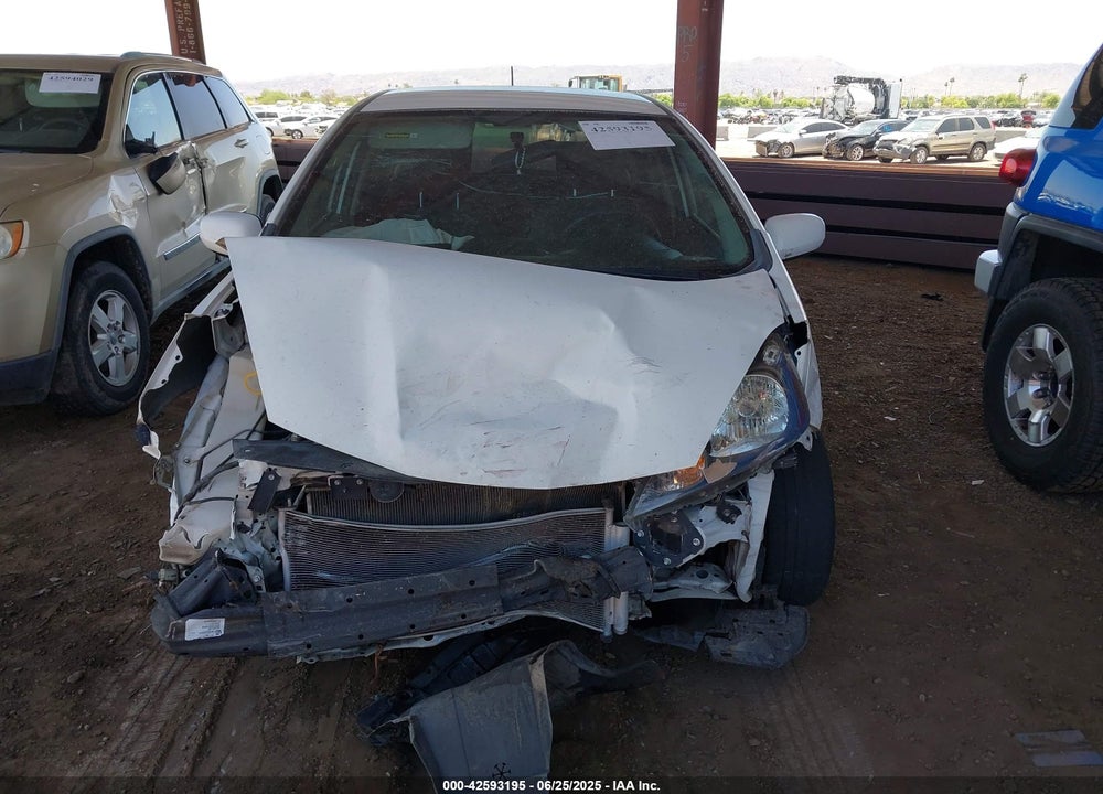 2013 HONDA FIT VIN: JHMGE8H32DC038524