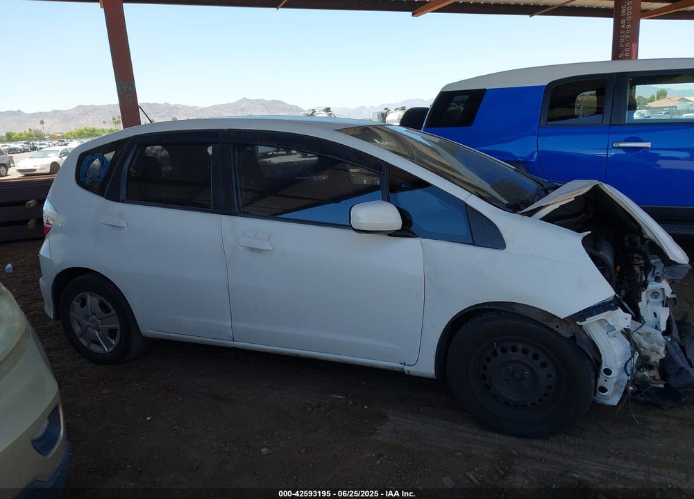 2013 HONDA FIT VIN: JHMGE8H32DC038524