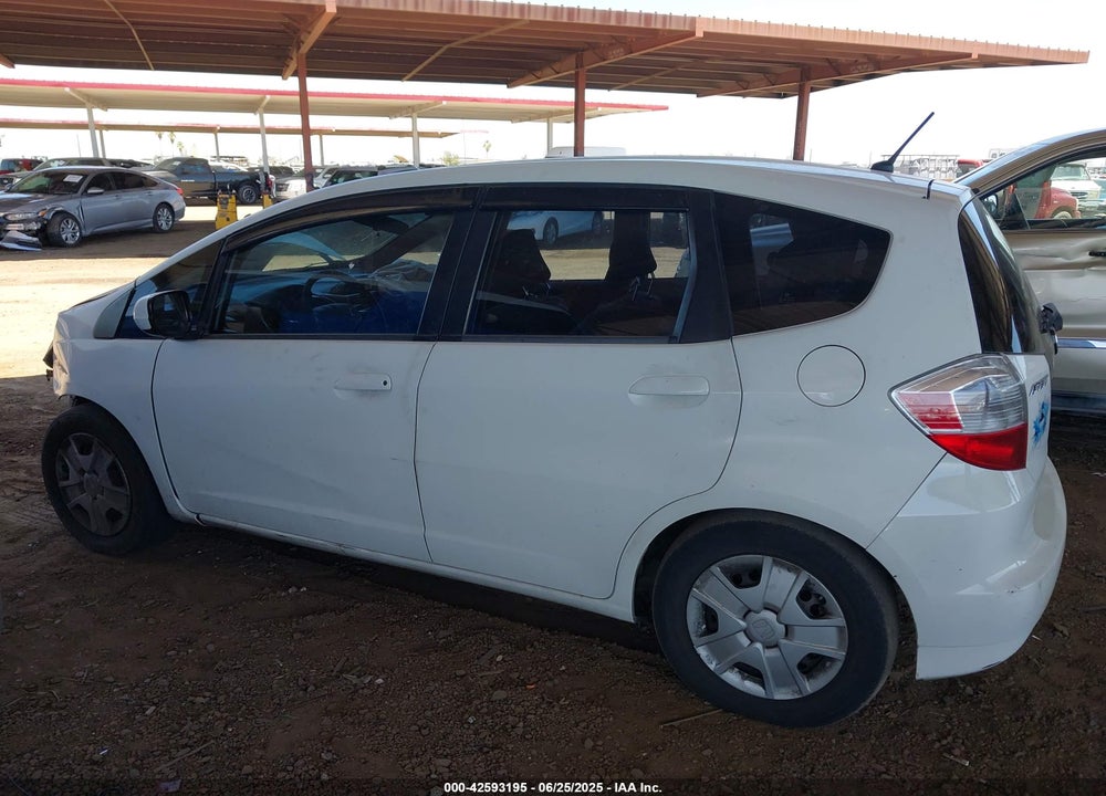 2013 HONDA FIT VIN: JHMGE8H32DC038524
