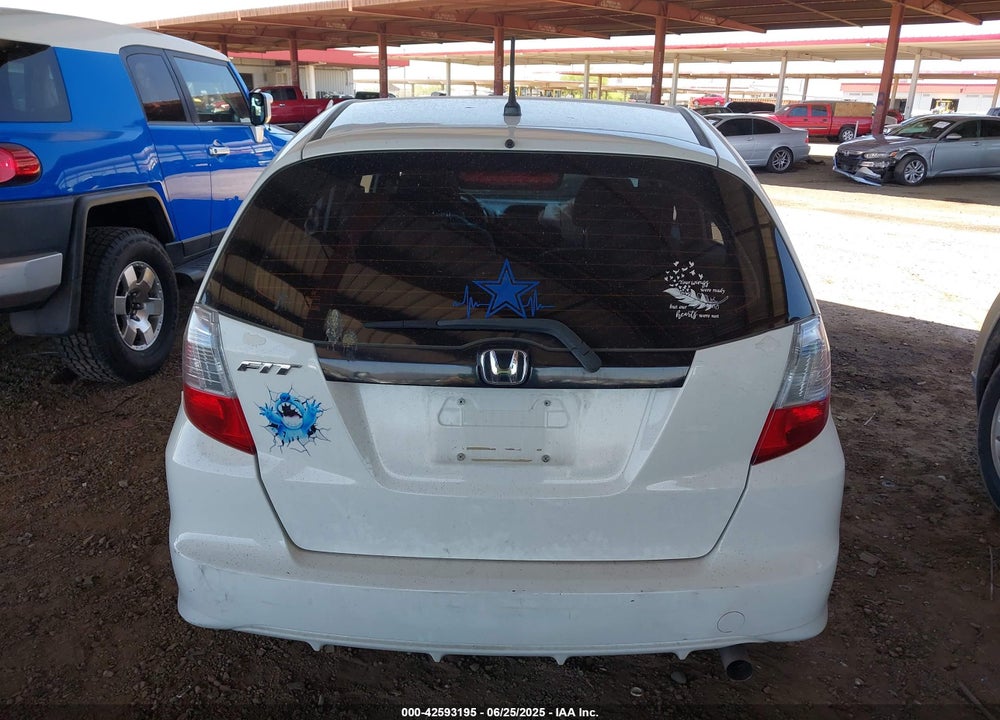 2013 HONDA FIT VIN: JHMGE8H32DC038524