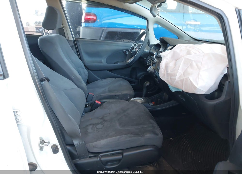 2013 HONDA FIT VIN: JHMGE8H32DC038524