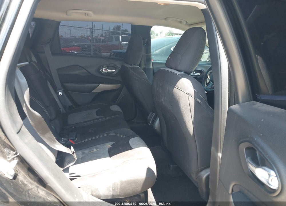 2018 JEEP CHEROKEE LATITUDE FWD VIN: 1C4PJLCB5JD503737